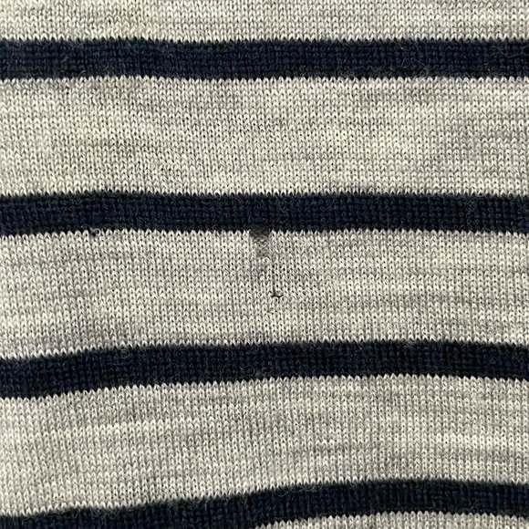 Club Monaco 100% wool Gray and Navy Striped V-neck Colorblock Sweater sz Small - Picture 5 of 9
